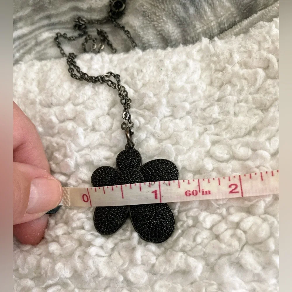 Black Flower necklace - Picture 5 of 7